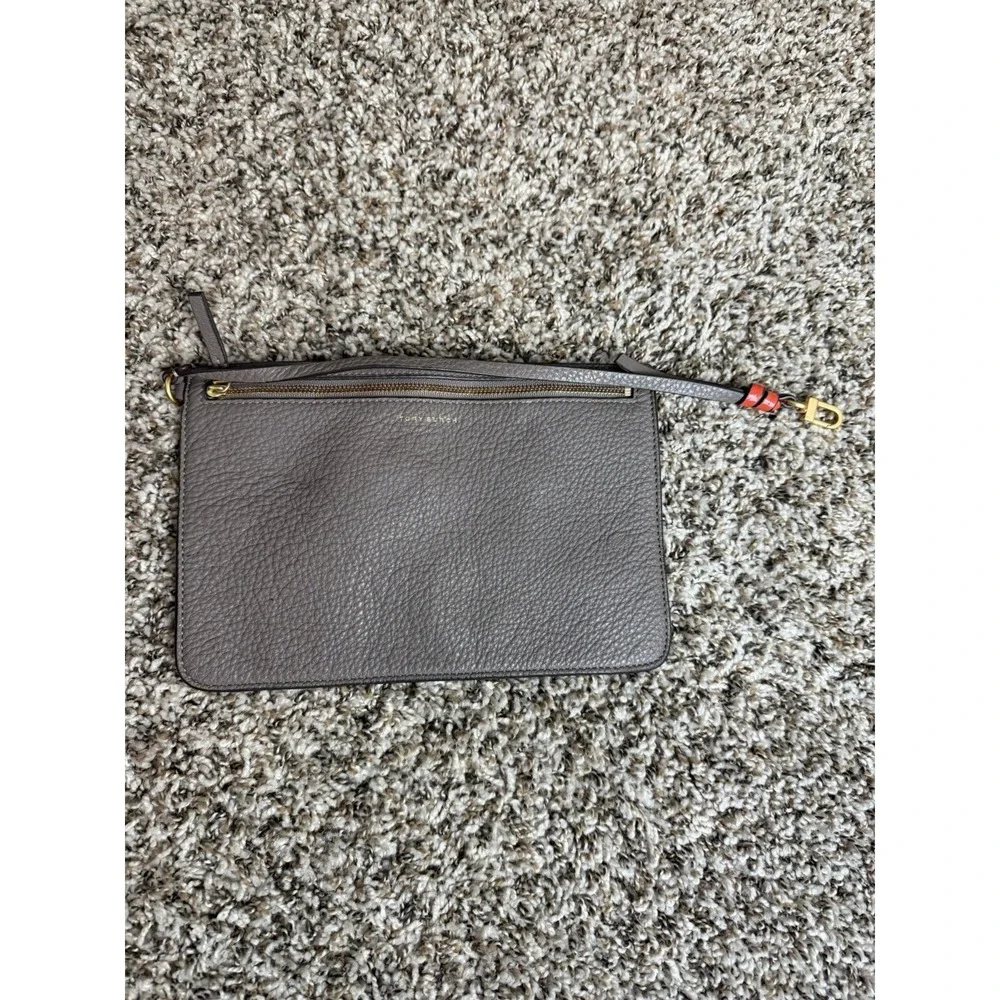 Tory Burch Chelsea pebbled leather wristlet in gray with gold-tone‎ Logo